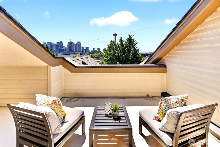 Property Photo:  402  Aloha Street  WA 98109 