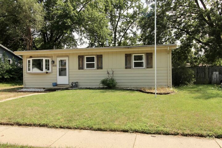 Property Photo: 1213 Kingsley Drive IL 61115