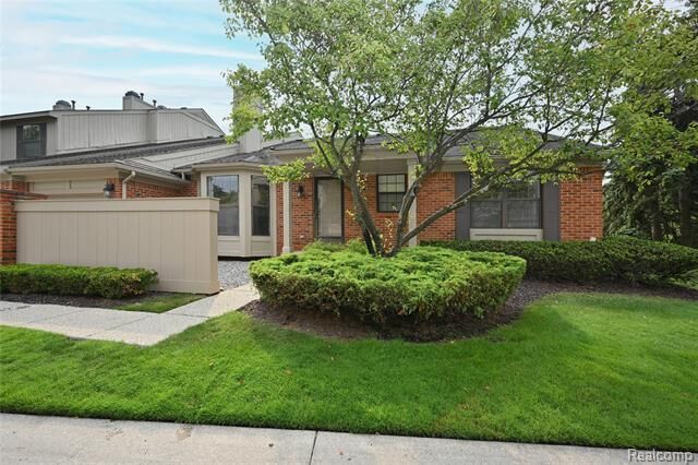 Property Photo: 7274 Westchester Road 8 MI 48322