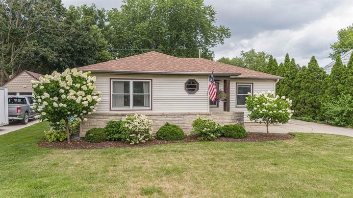 Property Photo:  1309 Hawthorne Avenue  WI 53545 