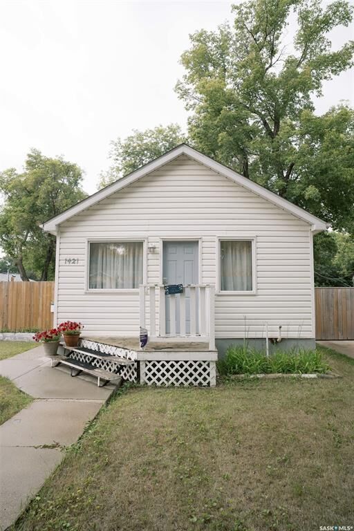Property Photo: 1421 H Avenue N SK S7L 2E5