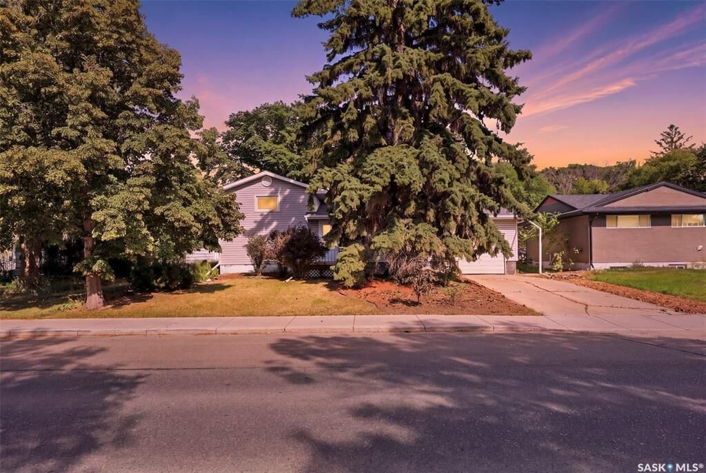 Property Photo:  709 Cumberland Avenue S  SK S7H 2L5 