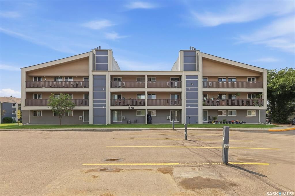 Property Photo: 425 115th Street E 1233 SK S7N 2E5
