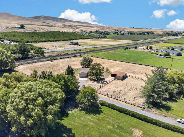Property Photo:  19902 S 1745 Prsw  WA 99350 