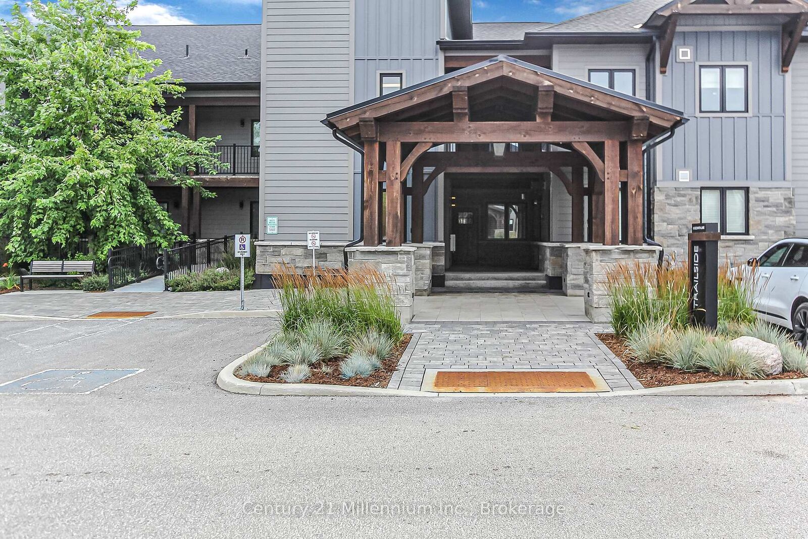 Property Photo: 10 Beckwith Lane 107 ON L9Y 0N5