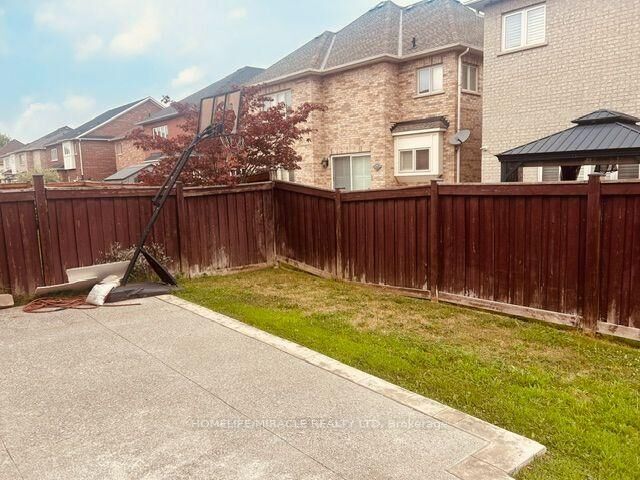 Property Photo: 3 Lindyfalls Drive Upper Level ON L6P 2V6