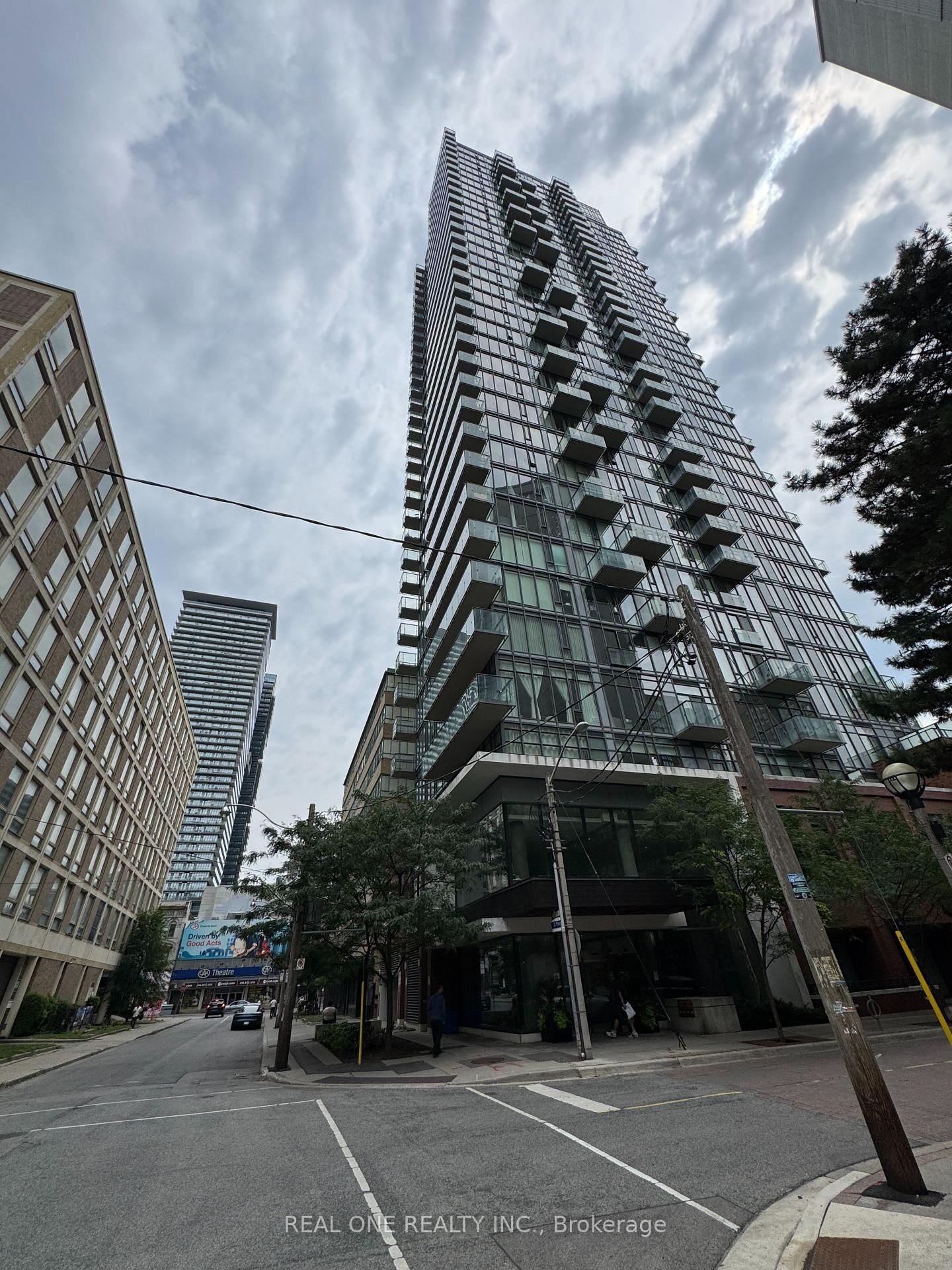Property Photo: 75 St Nicholas Street Th1 ON M4Y 0A5