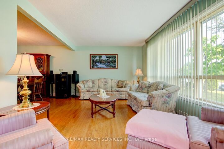 Property Photo:  21 Finchgate Boulevard  ON L6T 3H7 