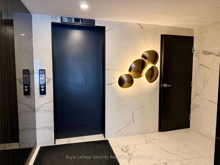 Property Photo:  20 Glebe Road W 10  ON M5P 1C9 