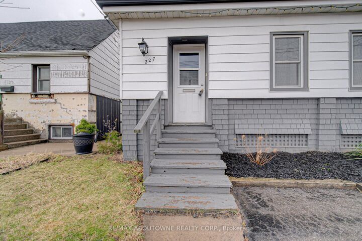 Property Photo:  227 East 23rd Street  ON L8V 2X2 