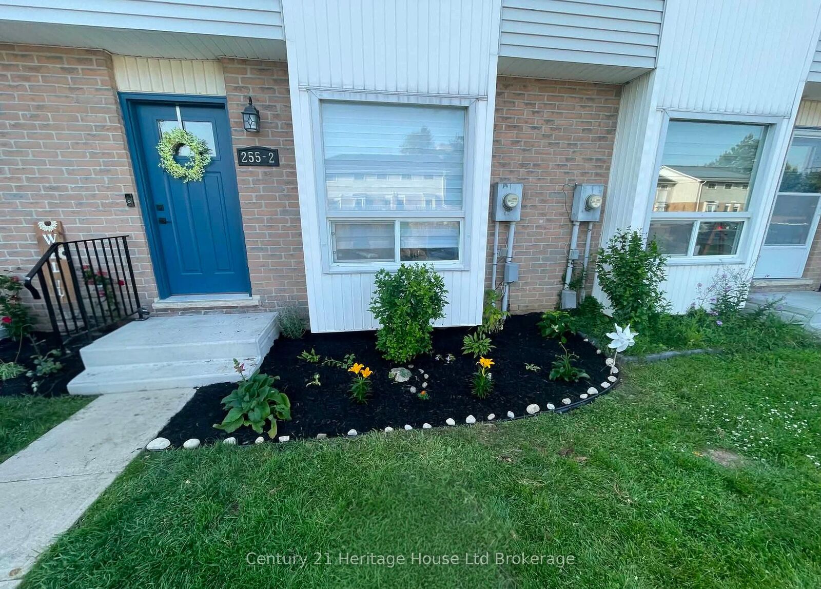 Property Photo:  255 Lansdowne Avenue W 2  ON N4T 1N6 