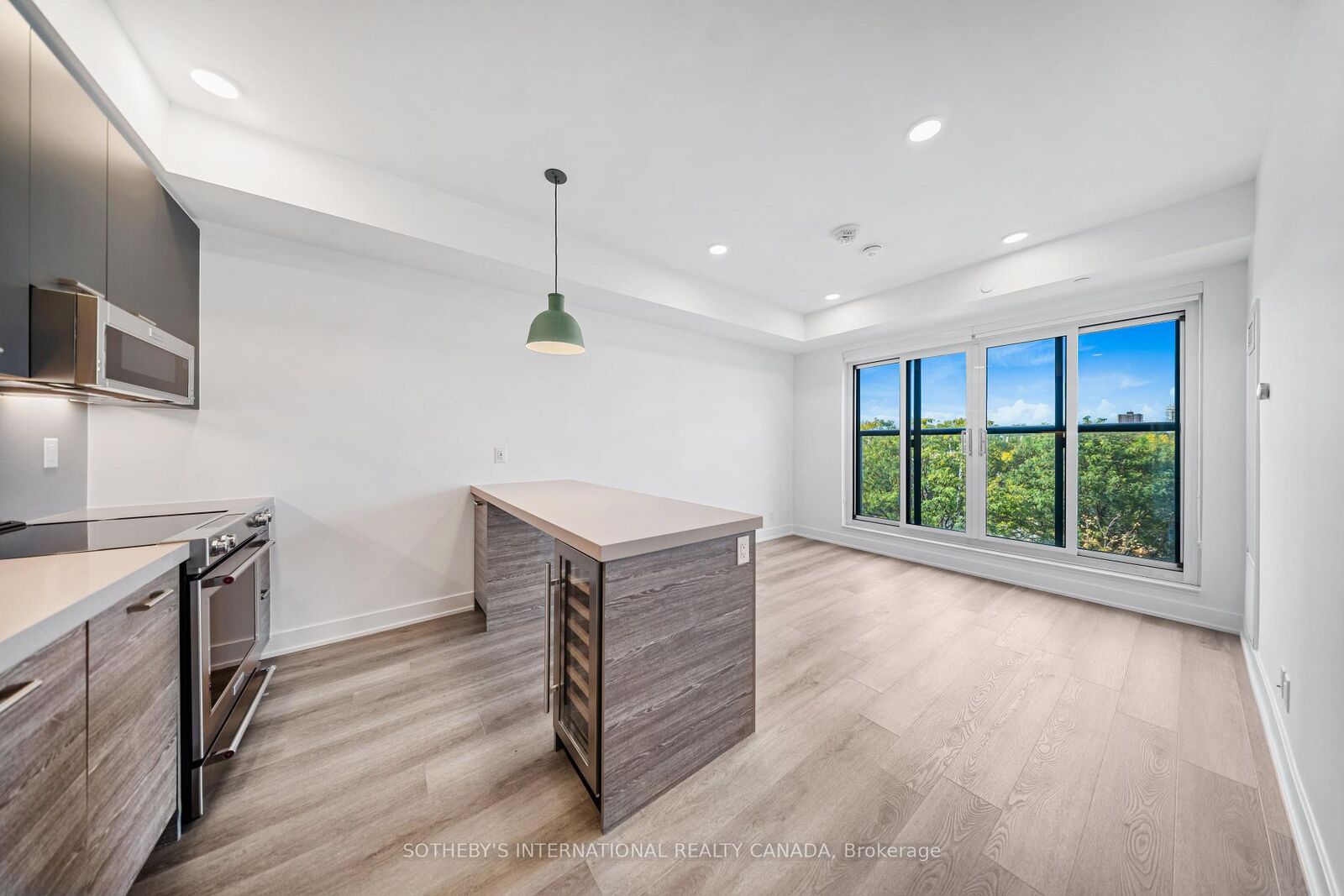 Property Photo: 484 Spadina Avenue 807 ON M5S 0E4