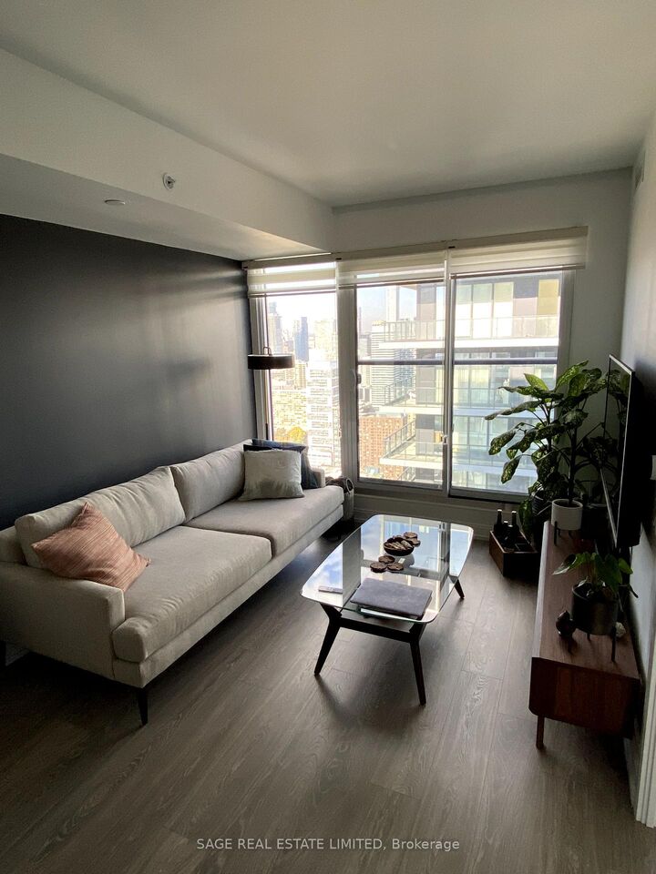 Property Photo:  181 Dundas Street E 5512  ON M5A 0N5 