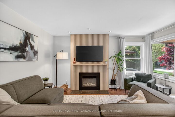 Property Photo:  681 Brant Street  ON N5Y 3M9 