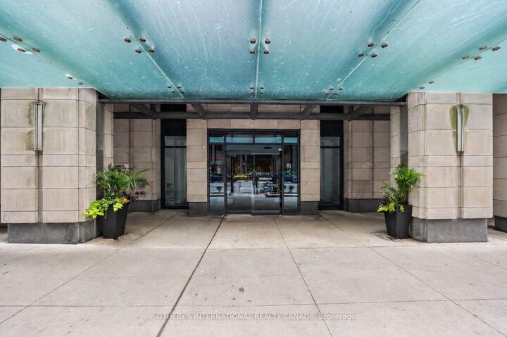 Property Photo: 955 Bay Street 3807 ON M5S 0C6