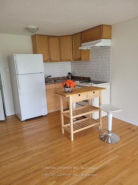 Photo de la propriété: 566 Chantenay Drive ON L5A 1G2