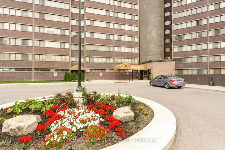 Photo de la propriété: 11 Wincott Drive 11 ON M9R 2R9