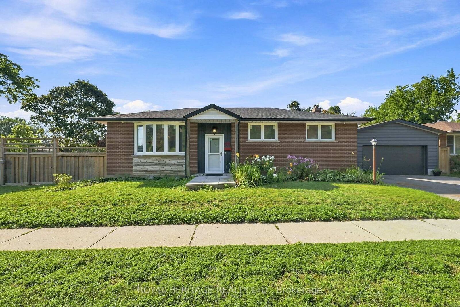 Property Photo:  471 Rossland Road E  ON L1G 2X3 