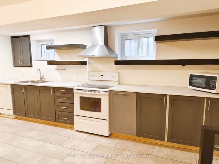 Property Photo:  2527 Kingsberry Crescent Lower  ON L5B 2K7 