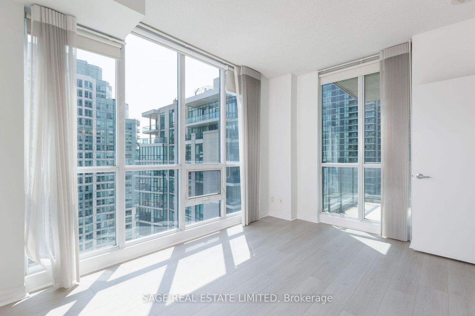 Property Photo: 16 Yonge Street 2711 ON M5E 2A1