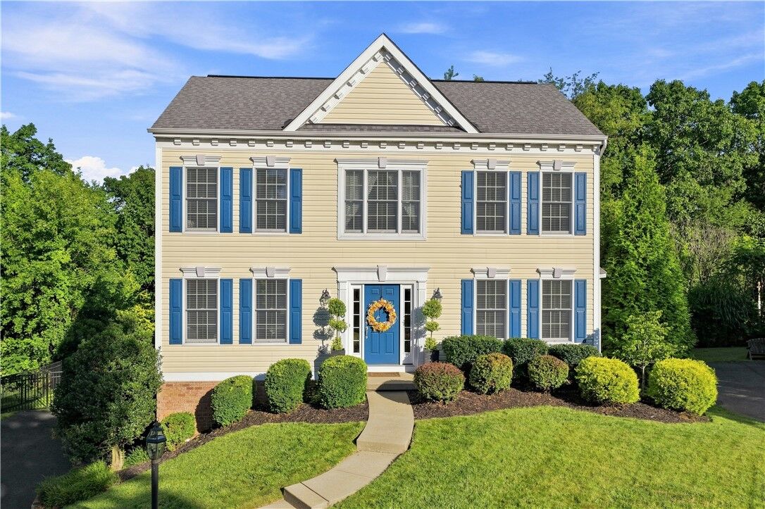 Property Photo:  1640 Heritage Dr  PA 15237 