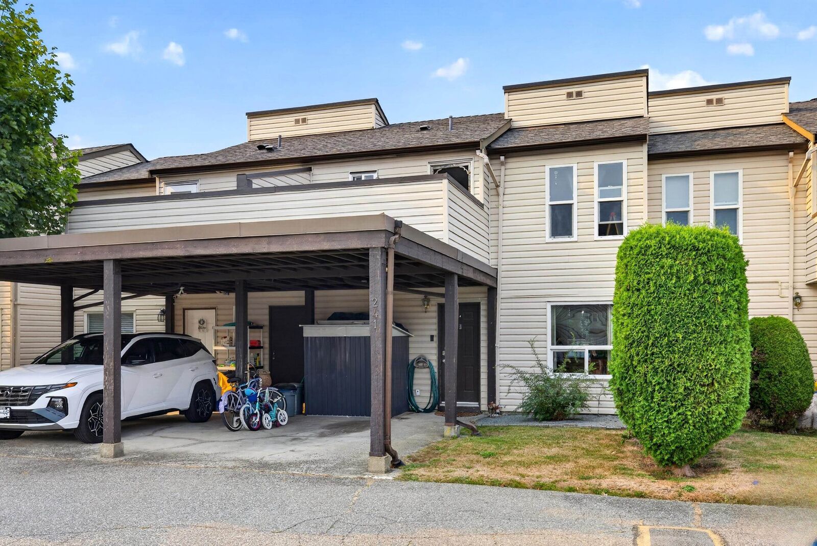 Property Photo: 27411 28 Avenue 241 BC V4W 3V1