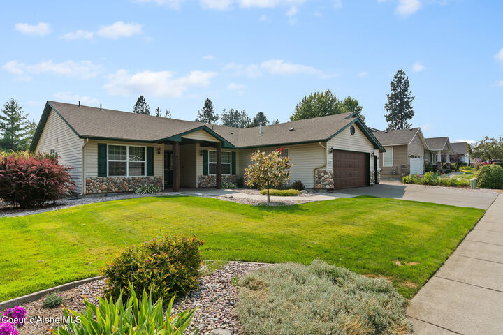Property Photo:  1378 W Benjamin Ave  ID 83815 