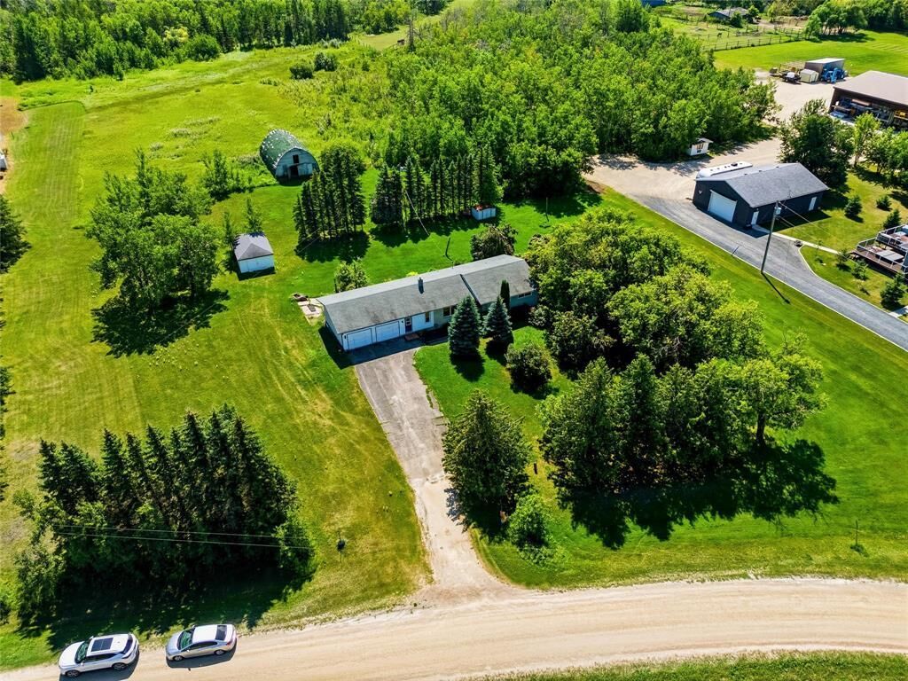 Property Photo: 16 Willow Drive South MB R0E 0C0