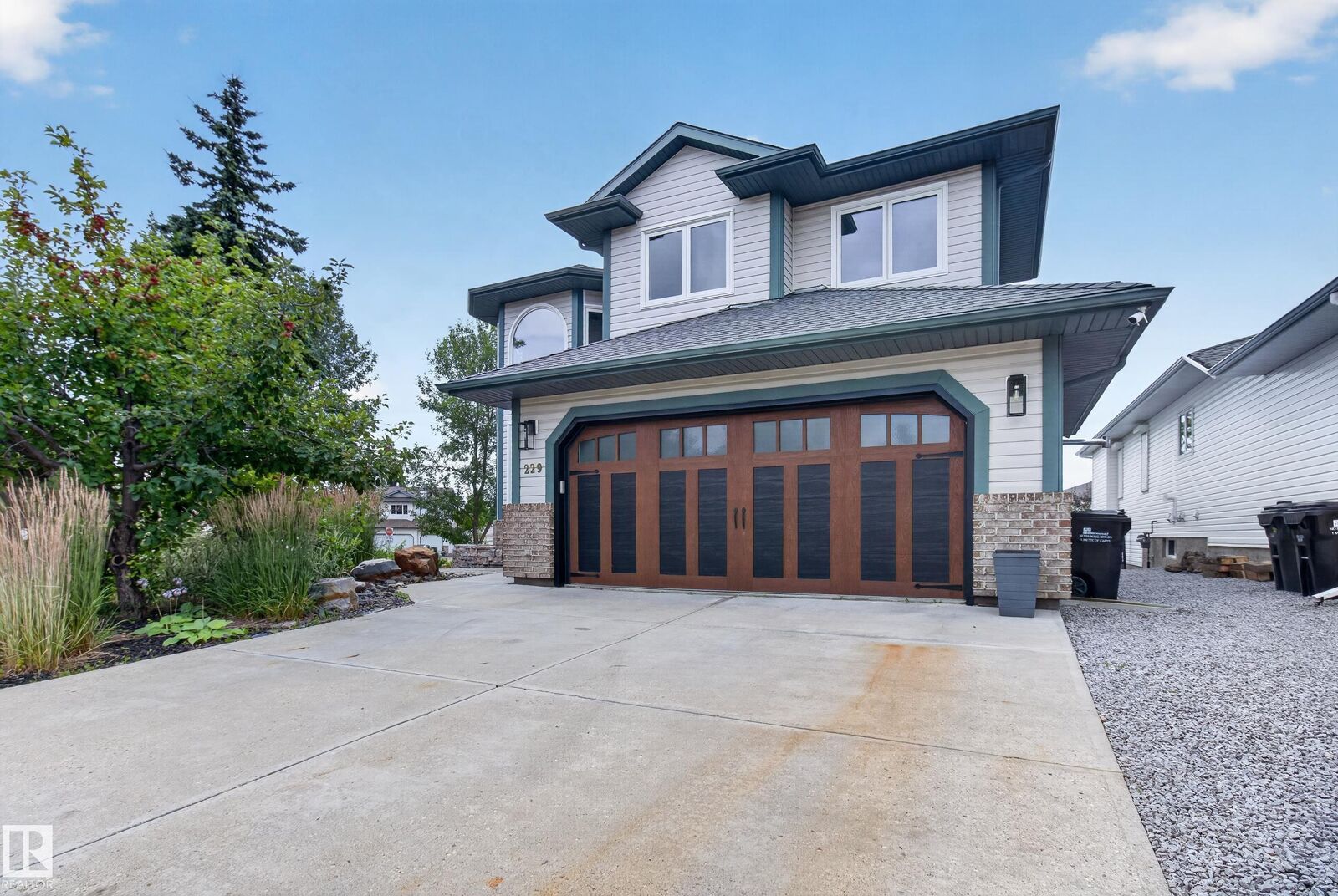 Property Photo: 229 Hillcrest Crest AB T8A 5V5