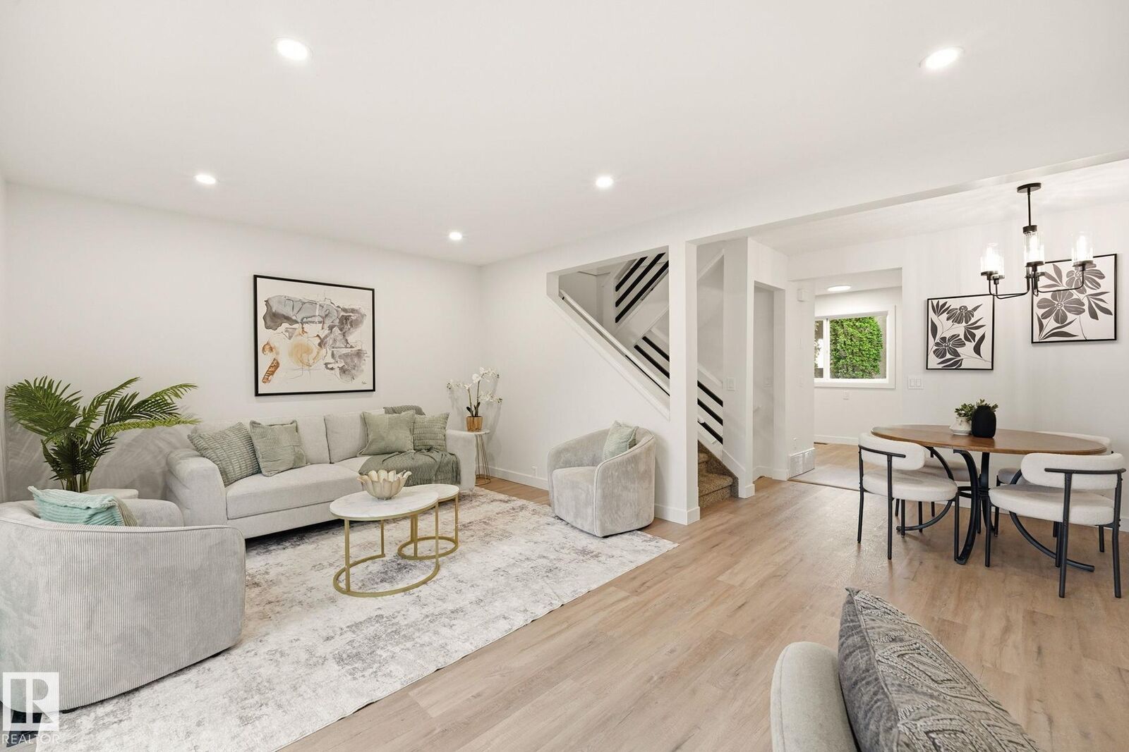 Property Photo:  125 Woodborough Way NW  AB T5Y 1N2 