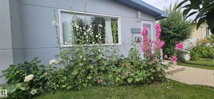 Property Photo:  9024 60 Street NW  AB T6B 1M8 
