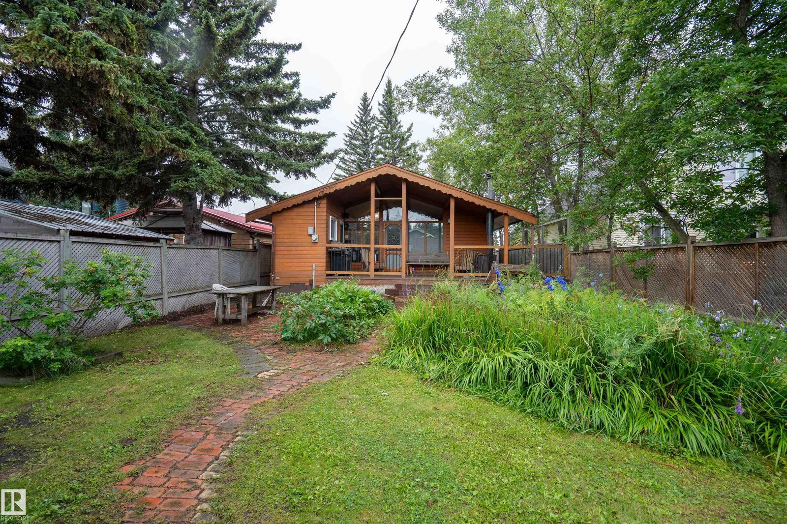 Property Photo:  5011 38 Street  AB T4S 1B6 