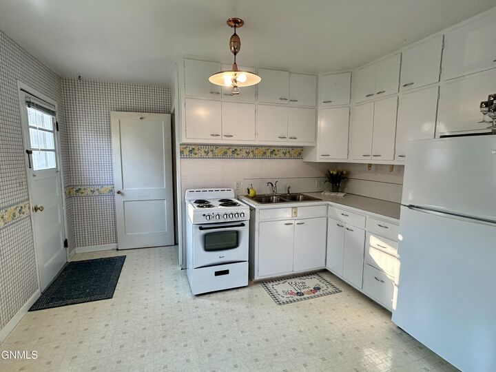 Property Photo:  206 Roosevelt Avenue  ND 58576 