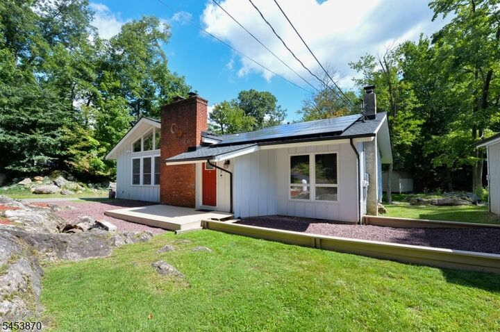 Property Photo:  5 Woodlawn Dr  NJ 07821 