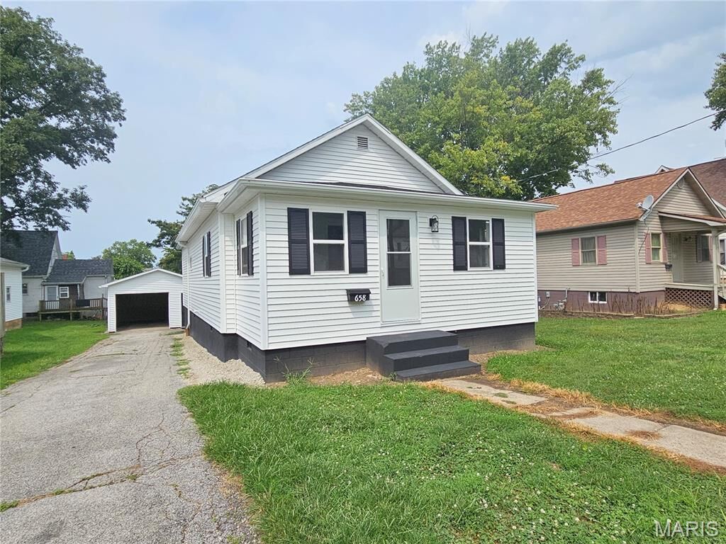 Property Photo:  658 Eccles Street  IL 62049 