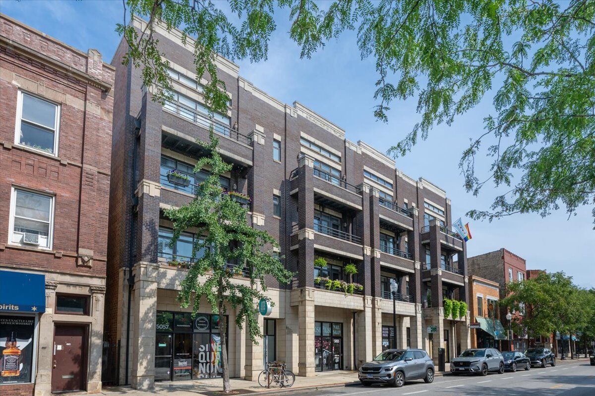 Property Photo: 5055 N Clark Street 2S IL 60640
