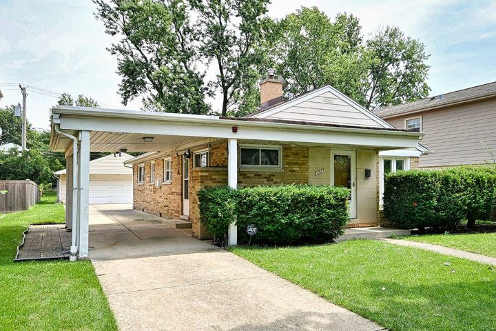 Property Photo: 1705 S Ashland Avenue IL 60068