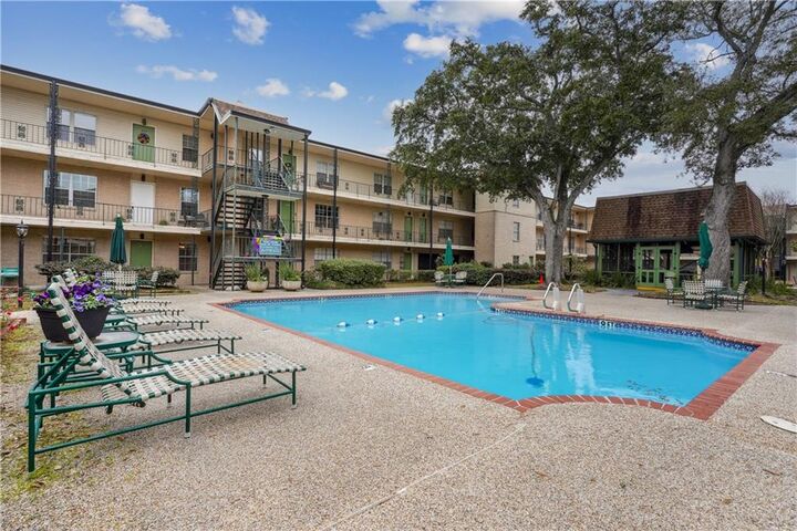 Property Photo: 2716 Whitney Place 425 LA 70002