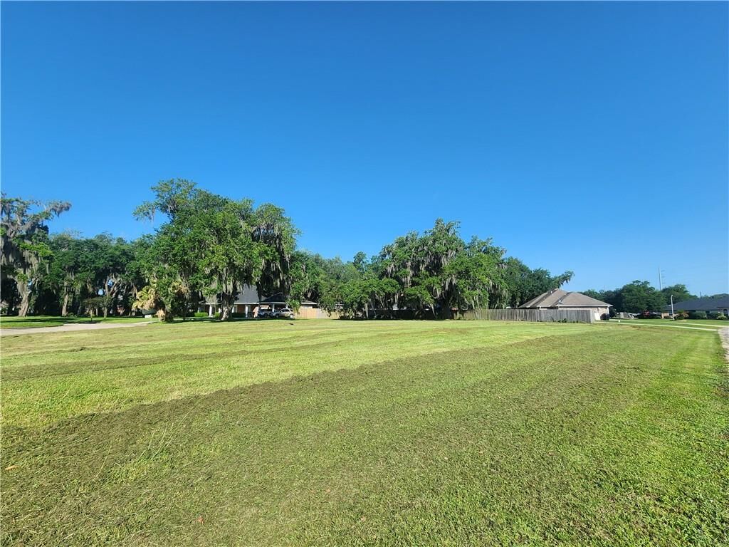 Property Photo:  140 Regina Court  LA 70037 