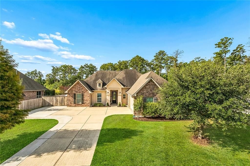 Property Photo: 613 English Oak Drive LA 70447