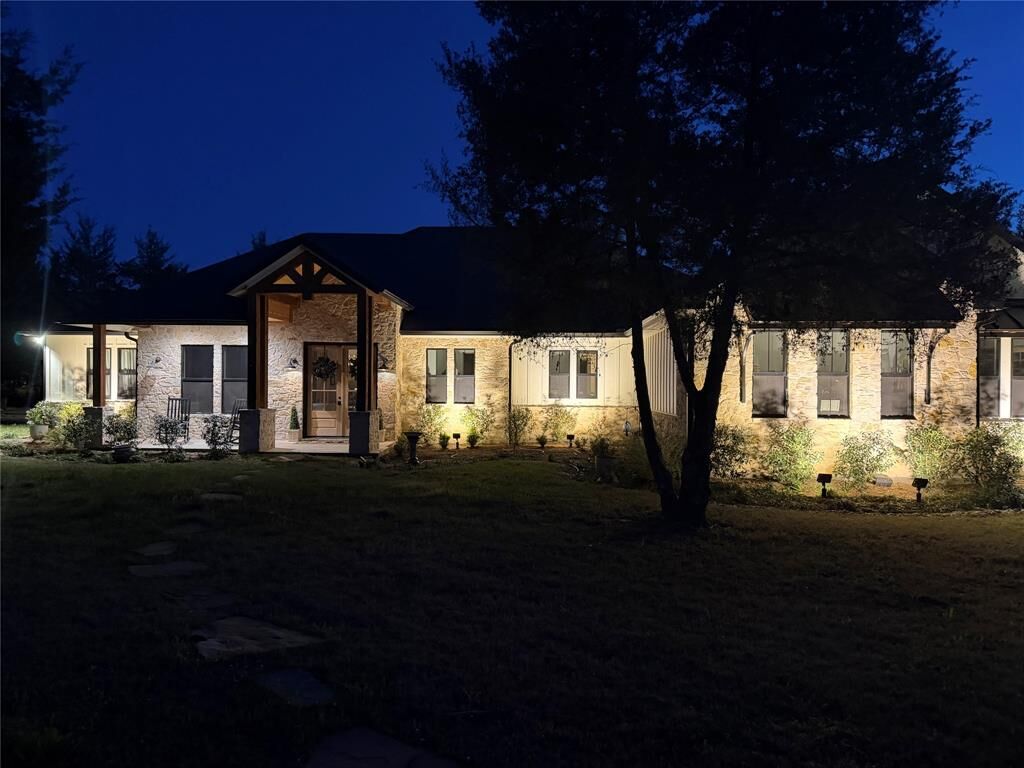 Property Photo:  421 White Oak Circle  TX 75409 
