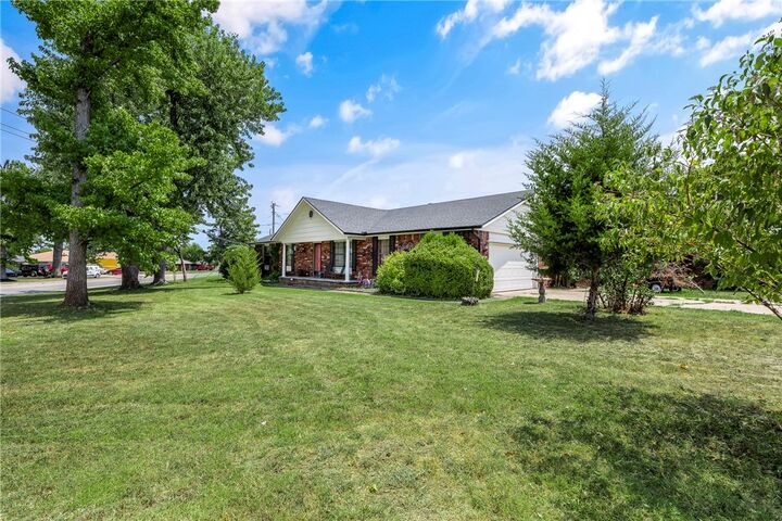 Property Photo:  901 S 12th Place  AR 72756 