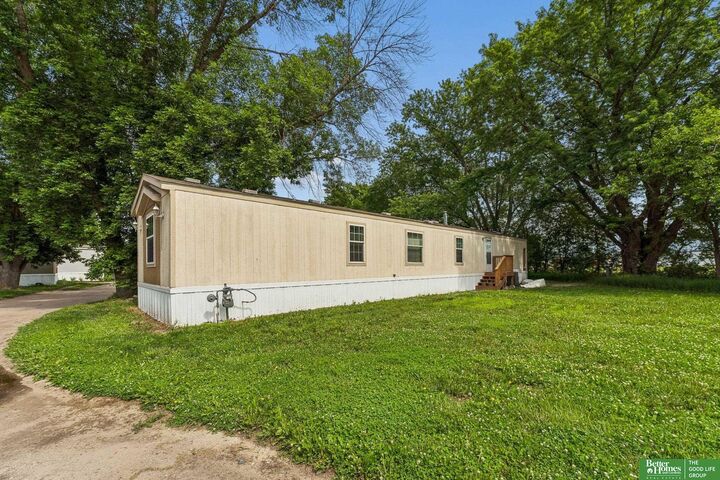 Property Photo: 1075 W 8th Street 17 NE 68649