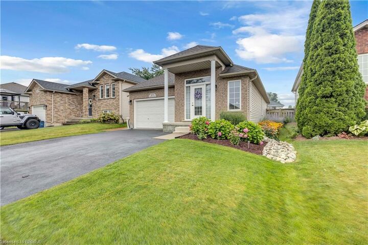 Property Photo:  25 Sudds Lane  ON N3T 6M5 