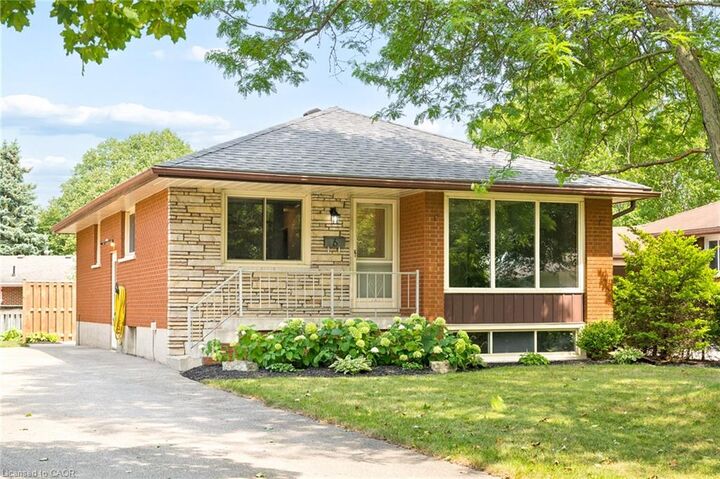 Property Photo: 6 Robroy Court ON N3R 3E3