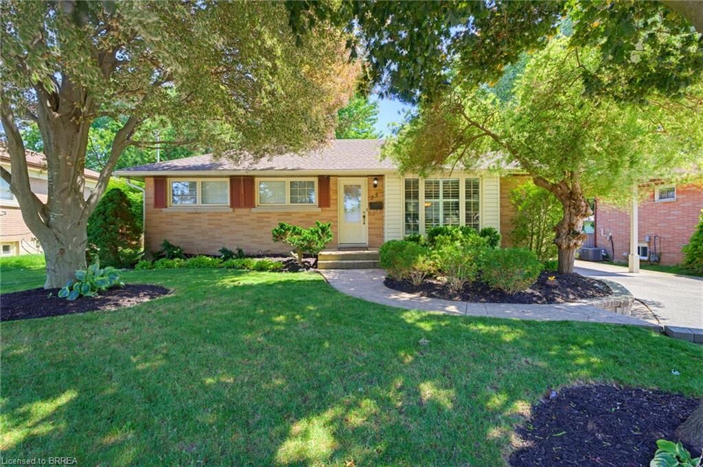 Property Photo: 35 Varadi Avenue ON N3R 3N2
