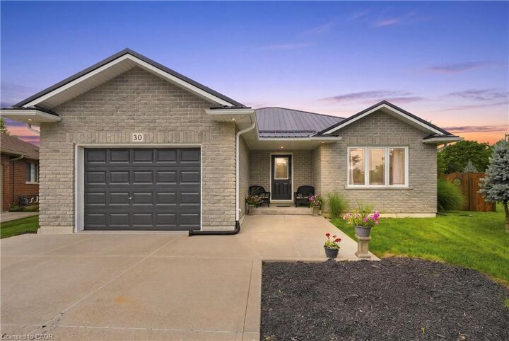 30 Leslie Street — photo 1