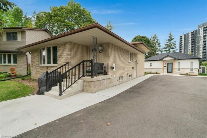 Property Photo:  67 Kimberly Crescent Upper  ON N2E 1C8 
