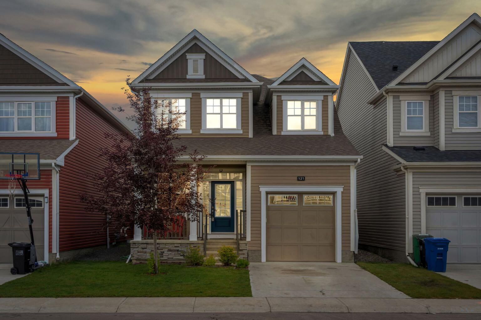Property Photo:  121 Osborne Common SW  AB T4B 5G6 