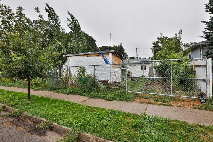 Property Photo: 1901 1 Avenue N AB T1H 0A5